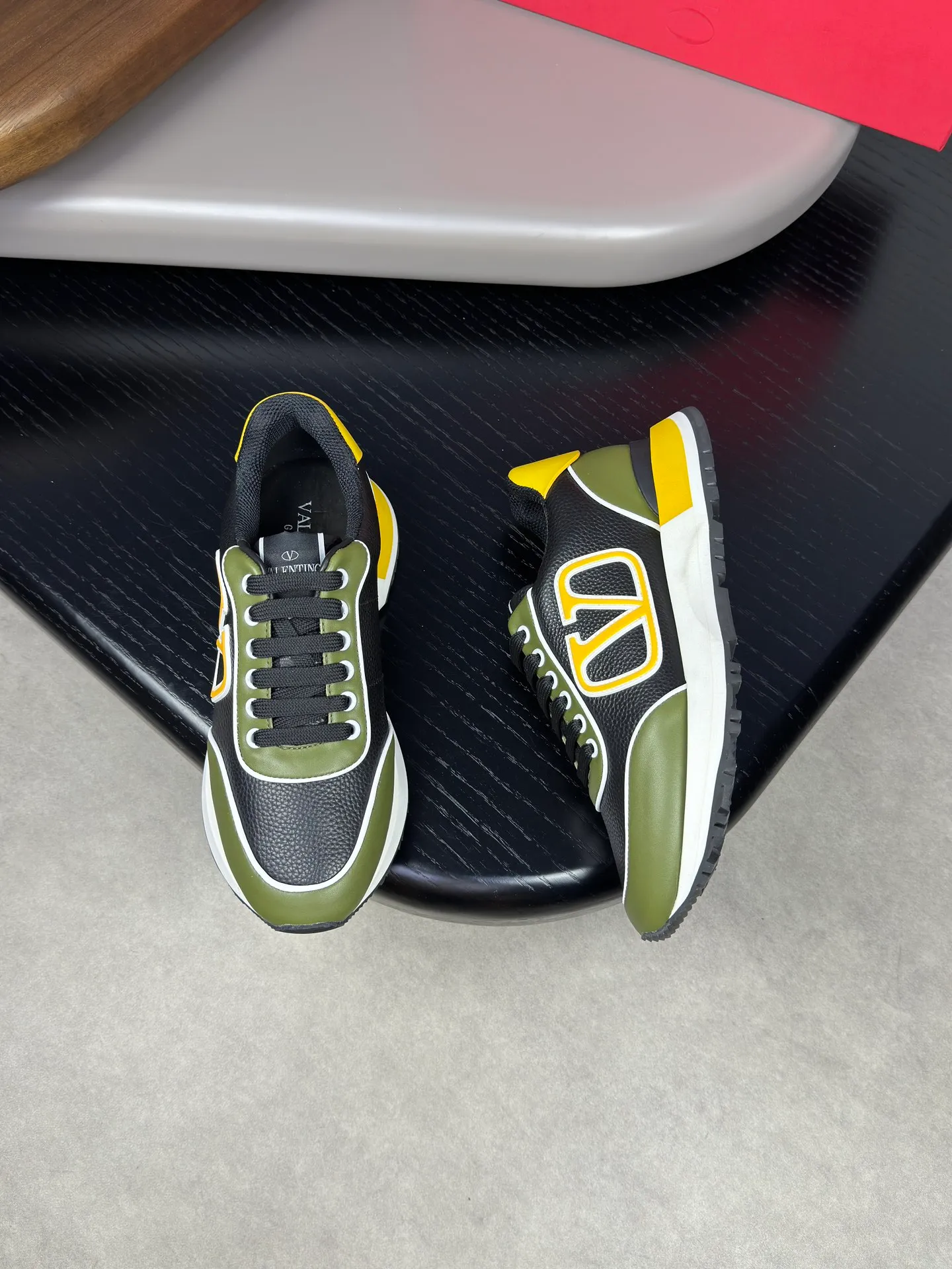 [VALENTINO] Valentino men's shoes 💰500💰 - High-end quality original order - Upper: 🔝 Nappa calf leather, tumbled calf leather, sewn brand plastic totem - Lining: brand mesh canvas, foot pad; water-dyed cow leather - Outsole: multi-color wear-resistant velvet·rubber; combined molded outsole -Super high quality control·Fine workmanship: highlighted (high-end·luxury·grade) -Size :38-44 (45 can be customized)·3300